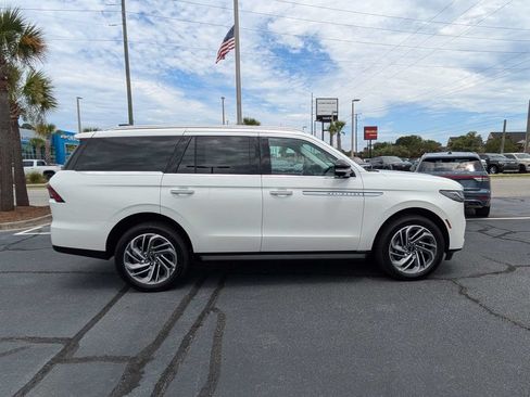 New 2027 Lincoln Navigator Premiere RWD image 3