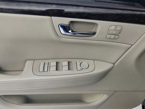 Used 2011 Cadillac DTS image 22