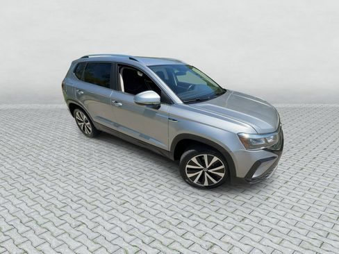 Used 2024 Volkswagen Taos SE FWD image 2
