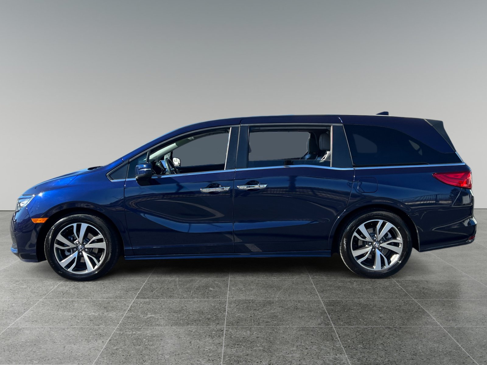 Used 2023 Honda Odyssey Touring image 2