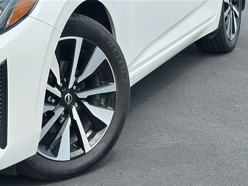 Used 2024 Nissan Sentra SV w/ SV Premium Package FWD image 3