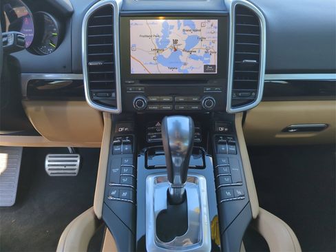 Used 2017 Porsche Cayenne S Platinum image 33