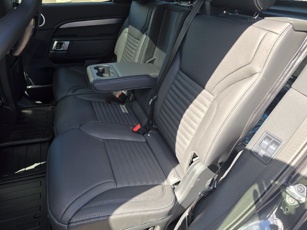 New 2026 Land Rover Discovery Limited Edition AWD/4WD image 17