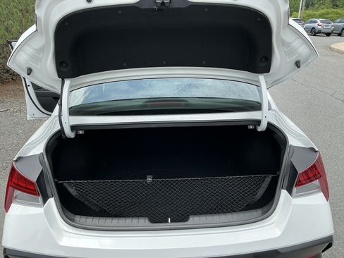Used 2025 Hyundai Elantra Limited FWD image 17