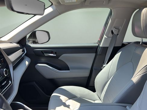 Used 2022 Toyota Highlander XLE FWD image 13