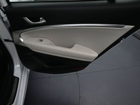 Used 2025 Genesis G70 2.5T RWD image 21