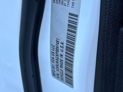 Used 2023 Jeep Grand Cherokee L Laredo image 35