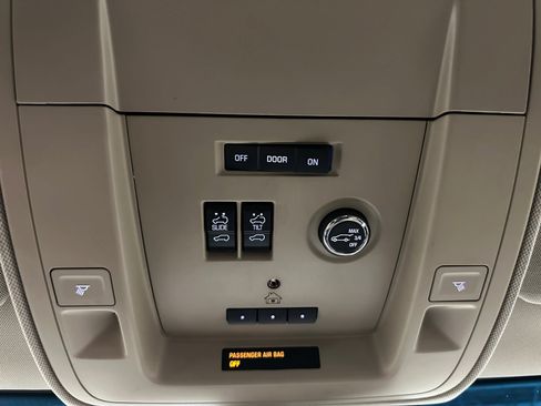Used 2015 Chevrolet Tahoe LTZ AWD/4WD image 32