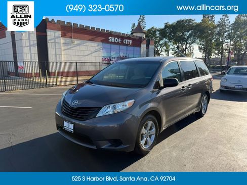 Used 2012 Toyota Sienna w/ Towing Pkg FWD image 1