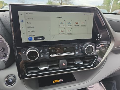 Used 2023 Toyota Highlander XLE image 23