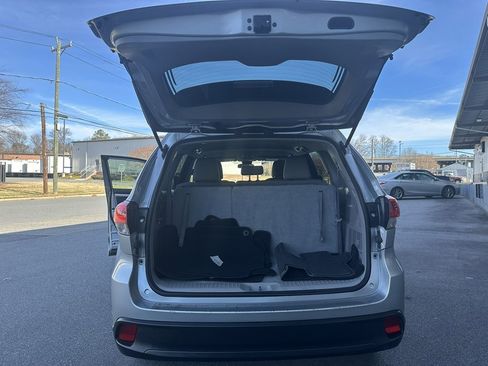 Used 2017 Toyota Highlander LE image 22