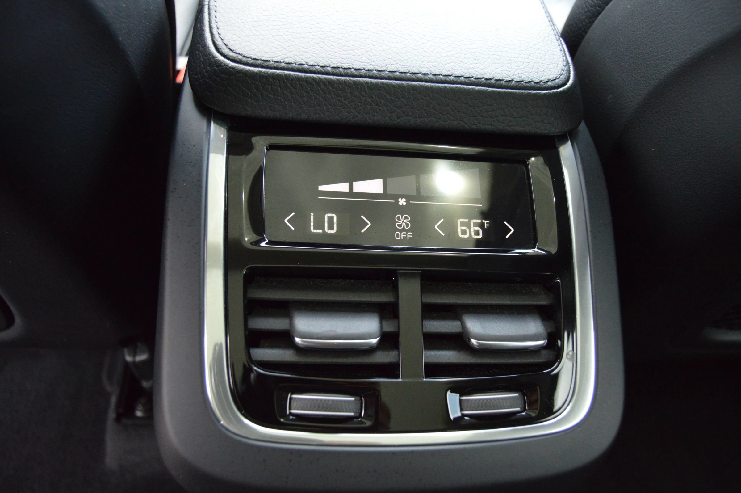 Used 2017 Volvo XC90 T6 Momentum w/ Vision Package AWD/4WD image 21