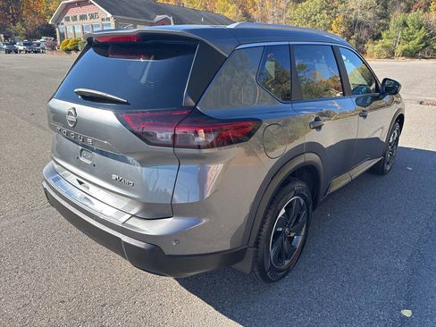 Used 2024 Nissan Rogue SV w/ SV Premium Package image 3