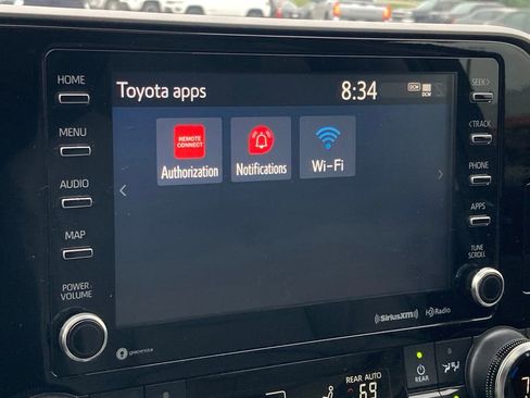 Used 2022 Toyota Highlander XLE FWD image 25
