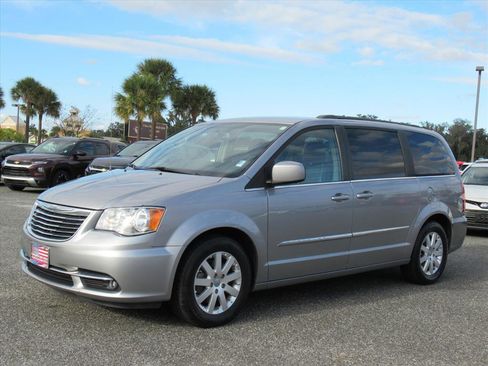 Used 2016 Chrysler Town & Country Touring image 3