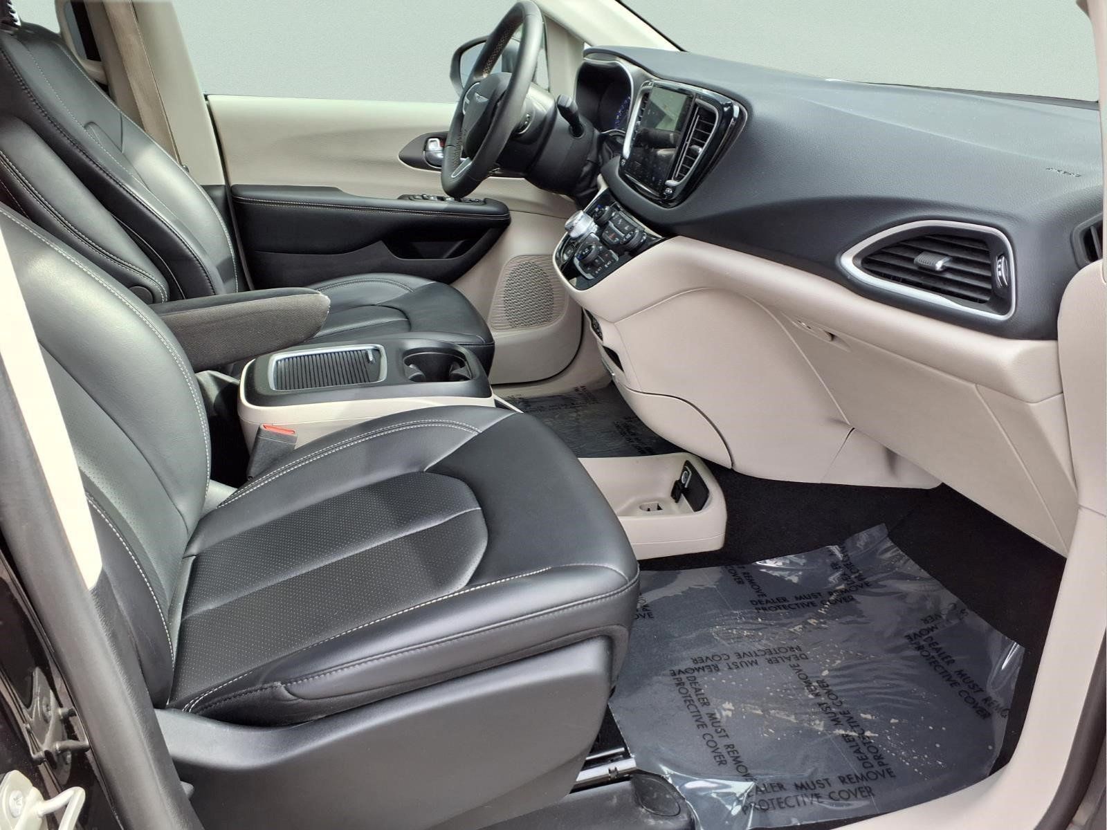 Used 2023 Chrysler Pacifica Touring-L FWD image 11