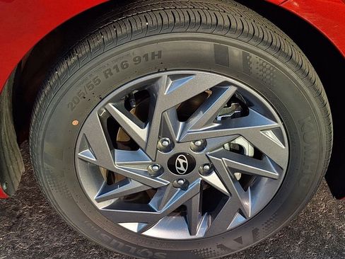 Used 2024 Hyundai Elantra Blue image 29