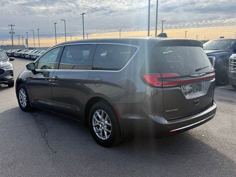 Used 2023 Chrysler Pacifica Touring-L image 18