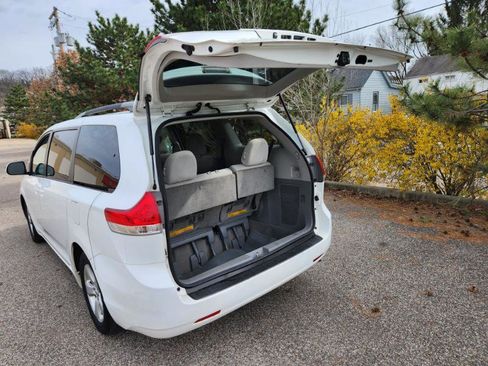 Used 2014 Toyota Sienna LE image 14