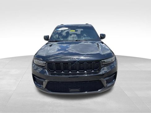 Used 2023 Jeep Grand Cherokee Altitude AWD/4WD image 3