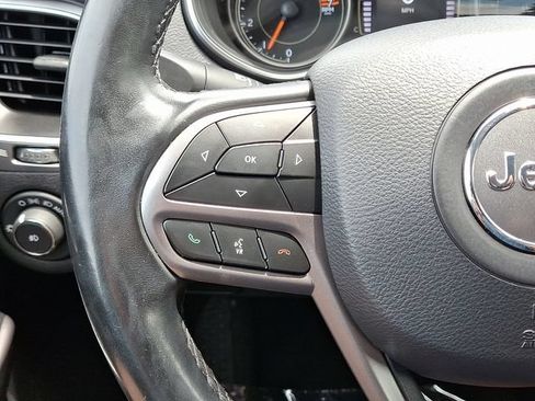 Used 2019 Jeep Cherokee Latitude Plus AWD/4WD image 16