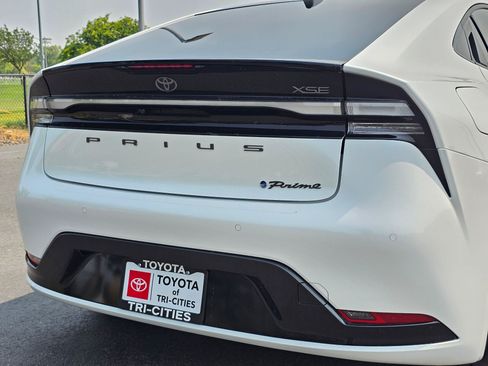 Used 2023 Toyota Prius Prime FWD image 13