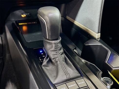 Used 2025 Toyota Camry SE image 14