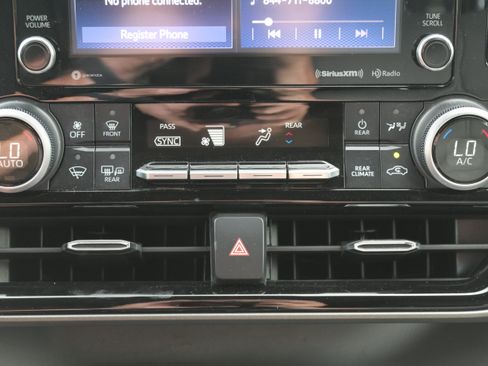 Used 2021 Toyota Highlander XLE FWD image 26