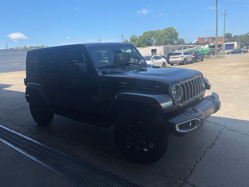 Used 2025 Jeep Wrangler Unlimited Sahara AWD/4WD image 3