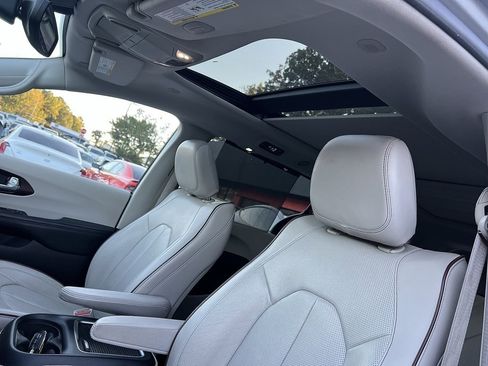 Used 2017 Chrysler Pacifica Limited w/ Tire & Wheel Group image 43