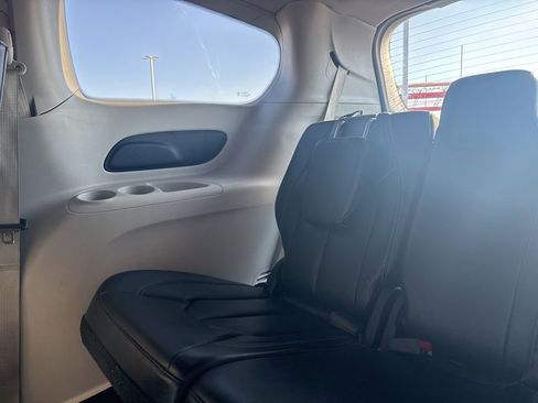 Used 2023 Chrysler Pacifica Touring-L image 25