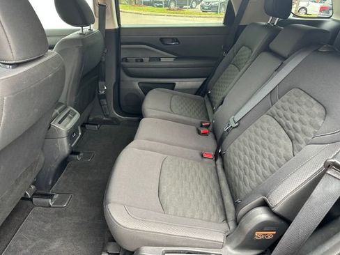 Used 2024 Nissan Pathfinder S image 22