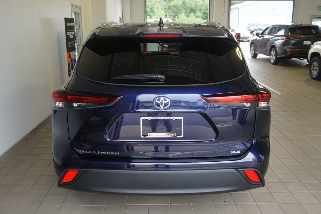 Certified 2025 Toyota Highlander XLE FWD image 17