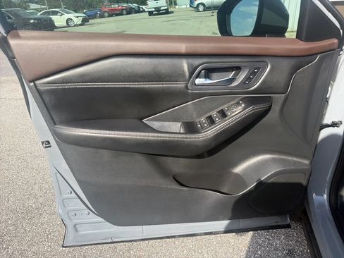 Used 2023 Nissan Rogue SL FWD image 13