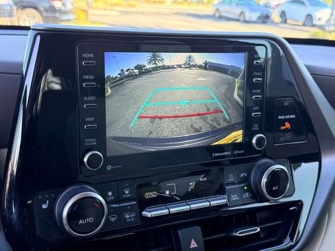Used 2021 Toyota Highlander XLE image 27