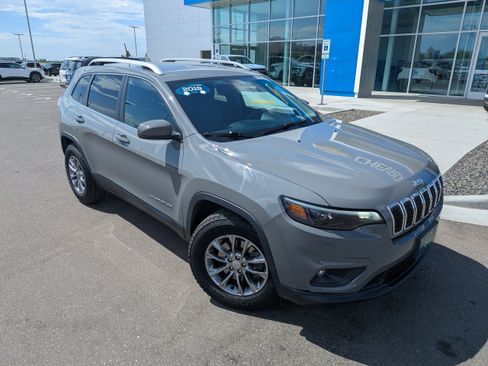 Used 2019 Jeep Cherokee Latitude Plus w/ Cold Weather Group AWD/4WD image 4