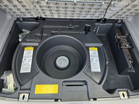 Used 2003 Pontiac Vibe Base w/ Power Group Value Package image 6