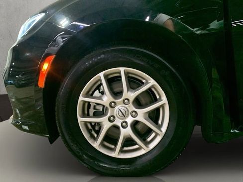 Used 2024 Chrysler Pacifica Touring-L image 27