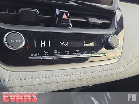 Used 2023 Toyota Corolla SE w/ SE Package image 9