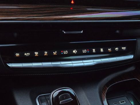 Used 2021 Cadillac Escalade ESV Luxury AWD/4WD image 22