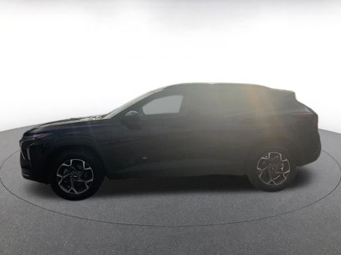 Used 2025 Chevrolet Trax LT FWD image 9