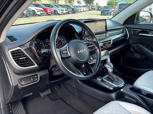Certified 2022 Kia Seltos EX image 2