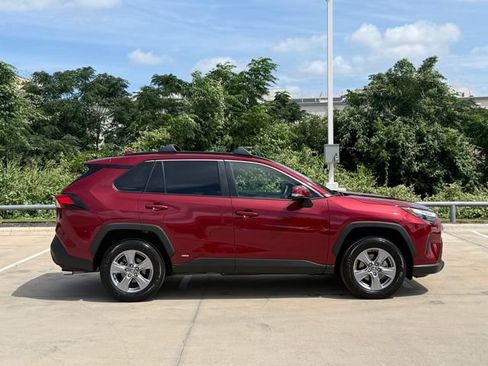 Used 2024 Toyota RAV4 XLE AWD/4WD image 3
