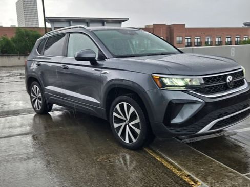 Used 2024 Volkswagen Taos SE image 3