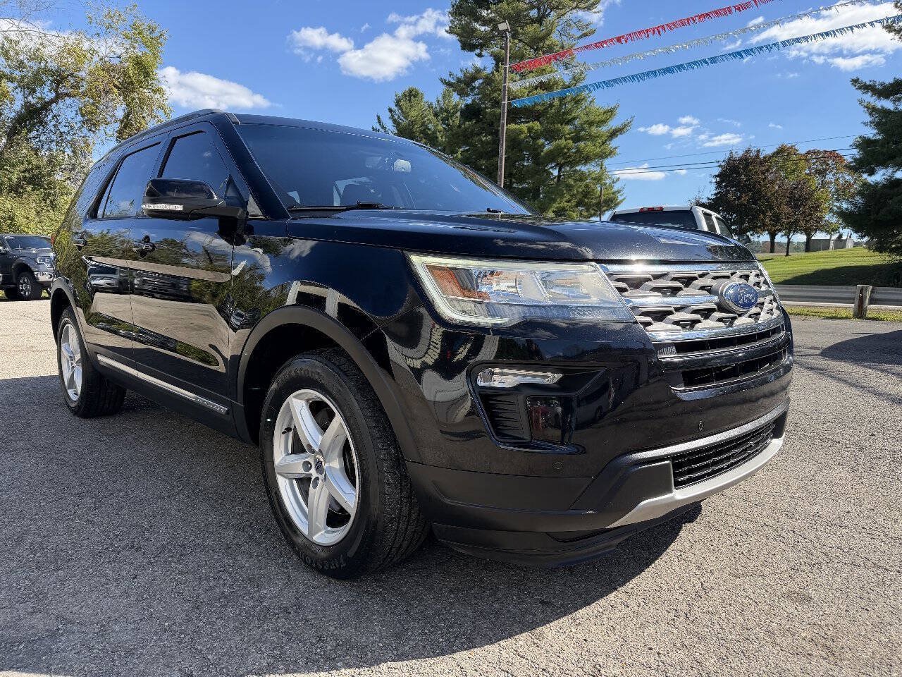 Used 2018 Ford Explorer XLT w/ Equipment Group 202A FWD image 3