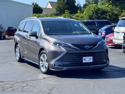 Used 2023 Toyota Sienna Platinum AWD/4WD image 1