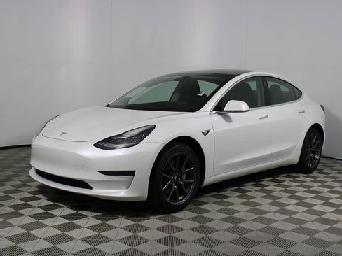 Used 2020 Tesla Model 3 Standard Range Plus image 3