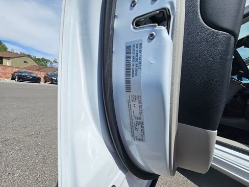 Used 2024 Chrysler Pacifica Touring-L FWD image 23