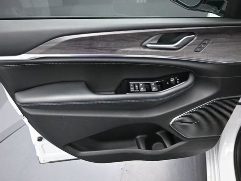 Used 2022 Jeep Grand Cherokee Overland image 12