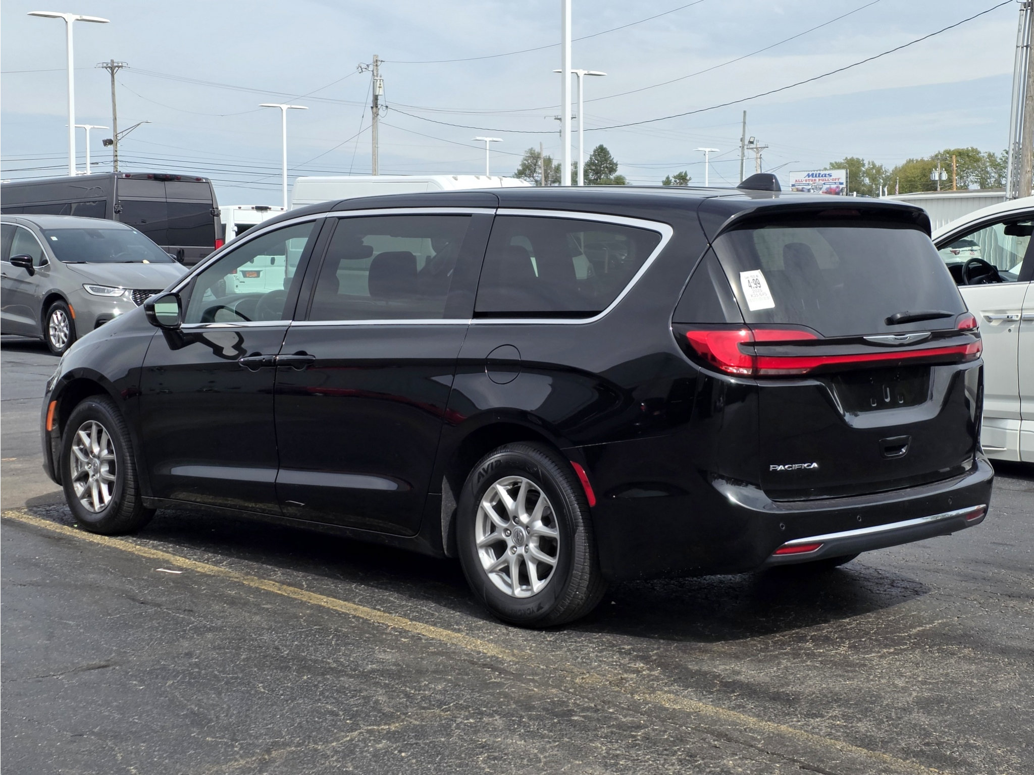 Used 2025 Chrysler Pacifica Select FWD image 3